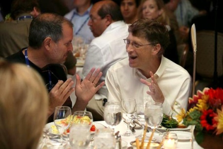 　Jobs氏とGates氏はこれまでにもD：All Things Digital Conferenceに参加している。2005年の同カンファレンス晩餐会でも談笑していたところが目撃されている。