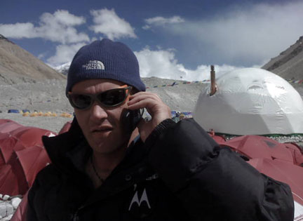 　英国の登山家Rod Baber氏が現地時間5月21日、地上における最高高度での携帯電話による通話とテキストメッセージを実施し、世界記録を達成した。同氏のスポンサーであるMotorolaが発表した。同氏は現地時間午前5時37分、地上2万9035フィート（8850m）から「Motorizr Z8」を用いて通話した。登山家らで構成される世界チームと共にカトマンズに向けて3月30日に出発したBaber氏は、特殊なボイスメールアカウントを利用した初の携帯電話通話を実施した。「寒い、すばらしい、見渡す限りヒマラヤ山脈が見える」と同氏は述べた。「足の指先の感覚がない。みんな元気だ。ここには記録を更新する時間で到達した。すばらしいことだ」（Baber氏）