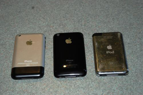 　左から順に、初代iPhone、iPhone 3G、iPod touchの背面。