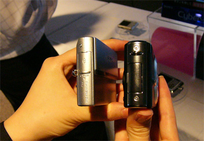 　「DSC-T9」（右）と他社デジタルカメラの厚さ比較。