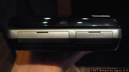 　端末左側にはW-SIMとmicro SDカード用のスロットがある。