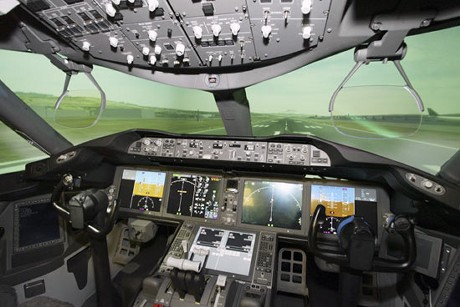 　シアトルのフライトシミュレータでは、787型機のコクピット内の各種機器や、パイロットと副操縦士用のヘッドアップ表示装置が再現されている。