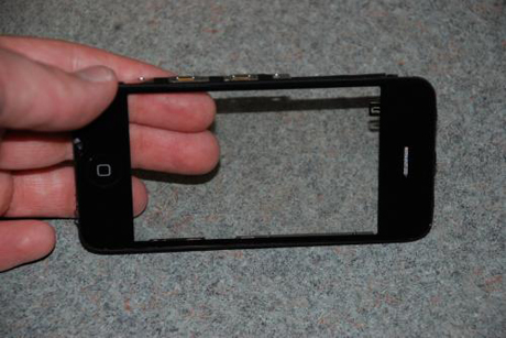 　iPhone 3Gのフロントカバーの表側の写真。
