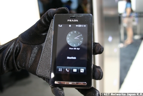 　LG電子はPRADAとのコラボレーション端末「The PRADA Phone by LG（KE850）」を展示していた。全面にタッチパネルを採用し、キーボードをなくした。これにより、さまざまな表現が可能になったとしている。すでにPRADAショップなどで販売されている。