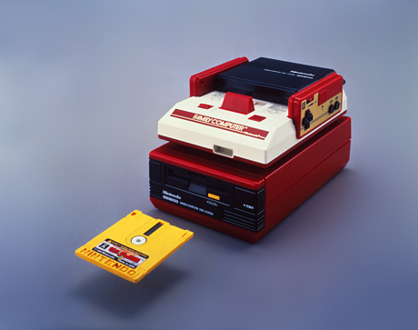 1986年に発表された「ディスクシステム」。ソフトには「ディスクカード」と呼ばれる磁気ディスクを使用し、玩具店店頭に設置された「ディスクライター」で別のゲームに書き換え可能だった。