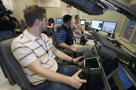 　シアトルにあるBoeingのIntegrated Test Vehicle Labで、飛行制御技術者らがDreamlinerの模擬飛行中に同機の油圧系統をテストしている。