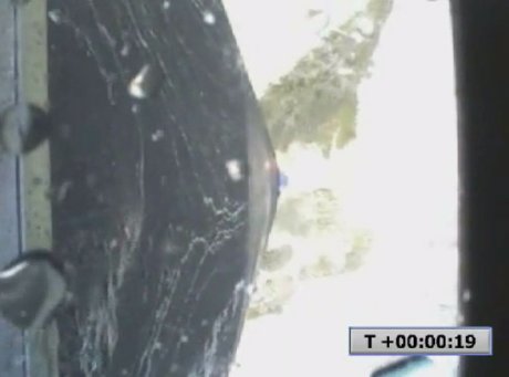 　Falcon 1が雲の中を抜け、カメラに水滴が付着している。これはロケットに設置されたオンボードカメラからの画像。
