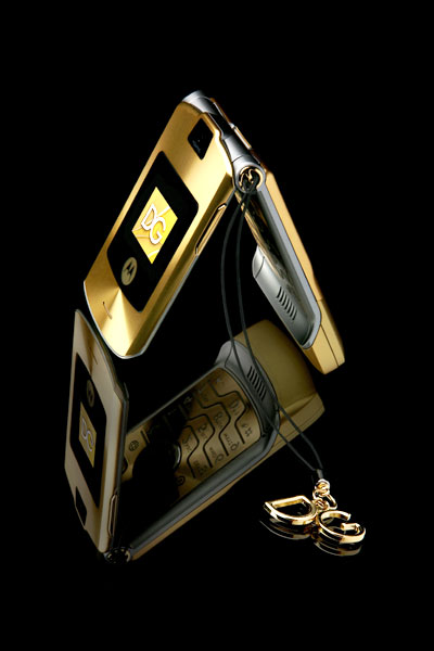 　MotorolaとDolce&Gabbanaが6月に発表した「RAZR V3i」。ゴールドとシルバーを基調としたカラーリングが特徴。