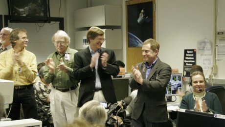 　木星へのフライバイが成功したことを確認したNew Horizonsのミッションを支える科学者らが、このミッションの成功と関与した人々全員に向け拍手で祝っている。米国東部標準時28日の正午にメリーランド州ローレルにあるジョンズホプキンス大学応用物理研究所のNew Horizonsのミッションオペレーションセンターで、成功が確認された。
