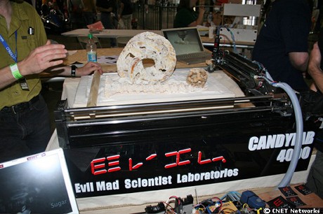 　Evil Mad Scientistsの3Dシュガープリンタ。3Dモデルを砂糖で作り上げる。画像では、8ポンド（約3.6kg）のメビウスの輪、そして、巨大「木ネジ」が作成されている。