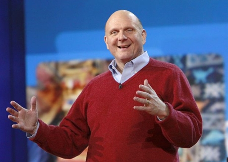 　2010年のCESで赤いセーターを着て講演するBallmer氏。