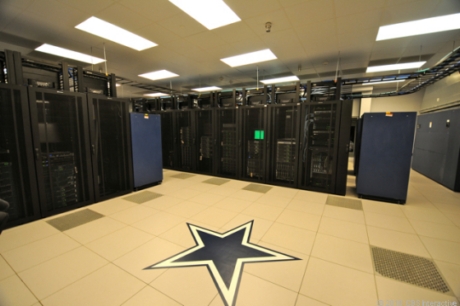 　カウボーイズスタジアム内のデータセンタ。同スタジアムを本拠地とするDallas Cowboysは、データセンタ管理や他の技術インフラの調整のため、CDWと契約している。データセンタは、Hewlett-Packard（HP）製ブレードサーバ128基、Cisco製ルータ、100TバイトのHP製SANを中心に構成されている。