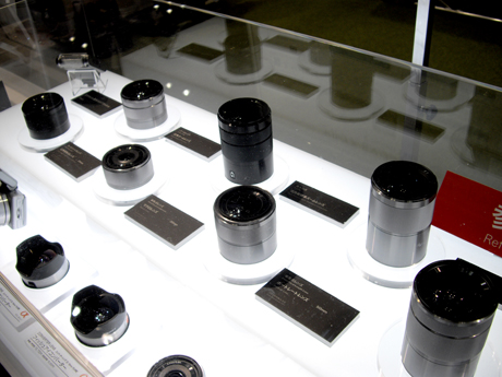 　ソニーのレンズ交換式一眼カメラ「NEX3/5」やレンズ交換式HDビデオカメラの「NEX-VG100」で使用されているEマウントレンズ7本も展示された。いずれも開発中で2011年内の発売を予定している。