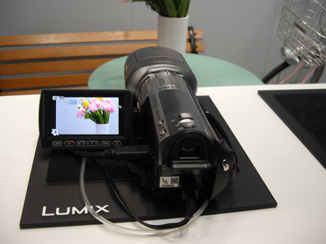 　3D対応のビデオカメラも多数展示されていた。写真はパナソニックの「HDC-TM750」。3Dコンバージョンレンズを装着することで、3D映像を撮影できる。ブース内では実際に3D撮影が体験できる。