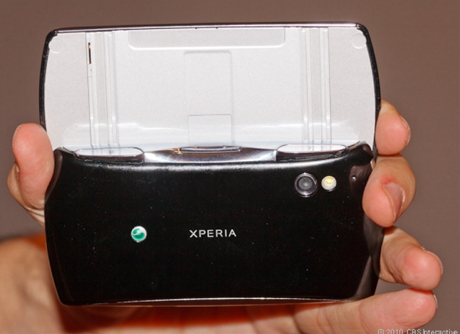 　Xperia Playにはまた、5.1メガピクセルカメラが搭載されている。オートフォーカス、フラッシュ、手ぶれ補正機構、ビデオ撮影、ジオタグに対応している。

　その他、Bluetooth、Wi-Fi、パーソナルオーガナイザ、スピーカホン、Assisted-GPS、メッセージング、電子メール、400Mバイトの内部メモリ、Sony EricssonのTimescapeインターフェース、ミュージックプレーヤー、Flash Liteに対応したHTMLフルブラウザを搭載している。