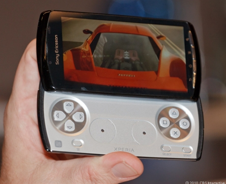 　Sony Ericssonは現地時間2月13日、スペインのバルセロナで開催の世界最大のモバイル関連の展示会2011 Mobile World Congressで「Xperia Play」を発表した。同端末は、数カ月にわたり幾度と無くうわさが流れていた。そんな中、つい先日にはスーパーボウルのライブ中継で放映されたCMとFacebookの公式ページで同端末の姿が登場し、正式発表が期待されていた。

　Xperia Playは「Android」スマートフォンに「プレイステーション」の機能を組み合わせたもの。米国ではVerizon Wirelessで今春から発売の予定。本記事では端末の実機を早速画像で紹介する。
