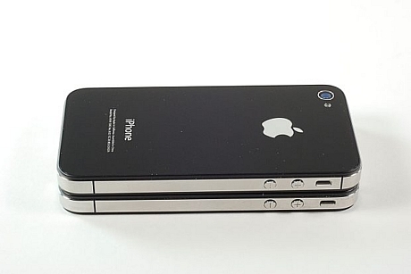 　Verizon版iPhone 4（上）とAT&T版iPhone 4の左側面。

　両デバイスの左側面を見ると、外観上の違いがあることが分かる。アンテナ設計だ。iPhone 4の金属製フレームにはアンテナの機能もある。Verizon版iPhone 4では、アンテナ部分の形状が少し変更されている。Verizon版のサウンドオン／オフスイッチの右側に黒色の溝があることに注目してほしい。