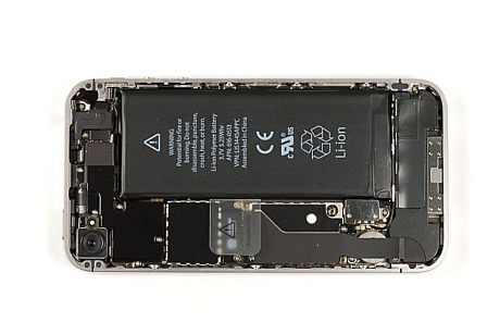 　AT&T版と同様に、Verizon版もバッテリが本体ケース内のスペースの大半を占めている。