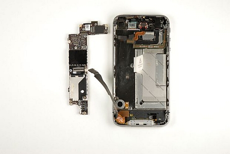 　メインPCBを取り外した状態のVerizon版iPhone 4。