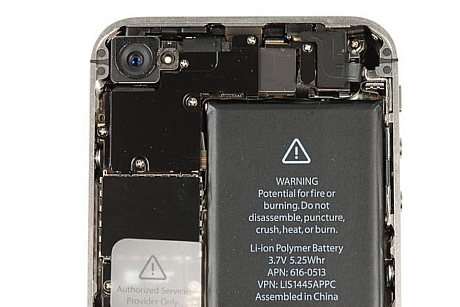 　Verizon版iPhone 4の上部には黒色の金属製シールドがあり、これがメインPCBの一部と複数のコネクタを覆っている。シールドは5本のねじで固定されている。次の写真を見れば分かるように、AT&T版iPhone 4にも同様のシールドが使われているが、形状は異なる。