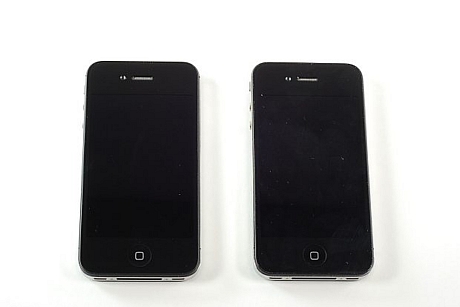 　Verizon版iPhone 4（左）とAT&T版iPhone 4の前面。