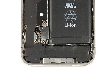 　iPhone 4の下部には、スピーカーアセンブリ、再設計されたバイブレーションモーター、30ピンDockコネクタがある。
