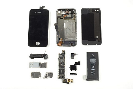　Verizon版iPhoneの分解作業が完了した状態。