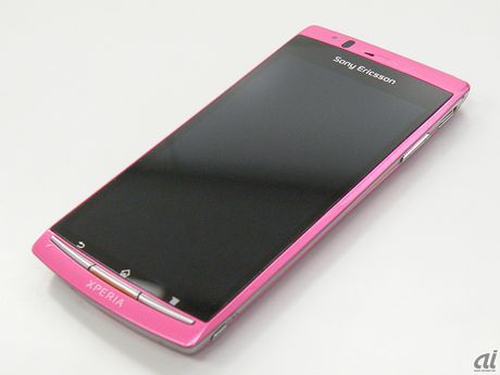 　スマートフォンでは珍しいピンク色を採用した「Sakura Pink」。ソニー・エリクソン・モバイルコミュニケーションズでは、「Midnight Blue」、「Sakura Pink」の2色をプロモーションカラーとして幅広い層に訴求していくという。