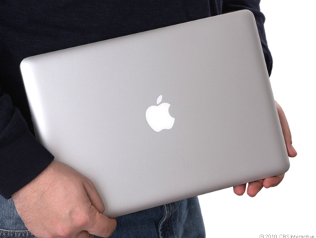 　Appleは米国時間2月24日、新型「MacBook Pro」を発表した。新シリーズには新しく、Intelの高速接続技術である次世代I/Oインターフェースの「Thunderbolt」、第2世代「Core i」（Sandy Bridge）プロセッサ、「FaceTime HDカメラ」を搭載している。本記事では、同シリーズ製品を画像で紹介する。

13インチのMacBook Pro

　米CNETが入手した13インチMacBook Proは、価格が1499ドルのモデルで、2.7GHzのIntel Core i5 CPU、500Gバイトのハードドライブ、4GバイトのDDR3 RAM、統合型Intel HD 3000グラフィックスを搭載している。