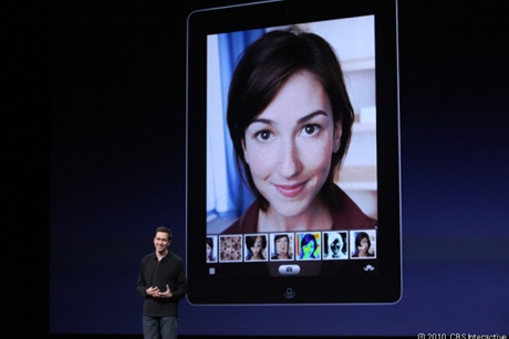 　PhotoBoothアプリケーション。iPad 2の前面カメラを使って撮影した画像を加工できる。