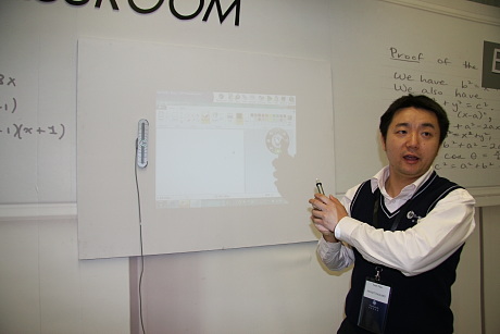 　Hewlett-Packard（HP）が2月23日に上海にて開催したイベント「A New HP World」にて、デジタルコンテンツや金融、旅行代理店、教育、医療など幅広い分野におけるソリューションや事例を展示した。

　エデュケーション向けには、壁をホワイトボードにできる「Pocket Whiteboard」を展示した。日本での発売は未定だ。PCとプロジェクタを併用することで、壁など平面なところをデジタルのホワイトボードにできる製品だ。ビジネスの分野でも利用できる。