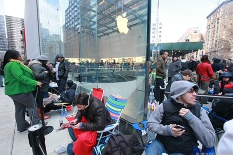 　マンハッタンのアッパーウエストサイドにあるApple Storeでは、少なくとも200人が午後には列を作っていた。