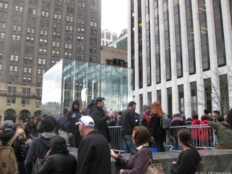 　5番街にあるApple Storeでは、列が次第に長くなっていった。午後2時頃には、列が建物の西58丁目に面した側にまで達しつつあった。