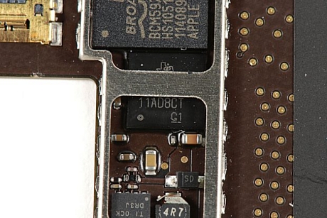 　このTexas Instruments製のチップにある刻印のいくつかは、EMIシールド用の金属製ブラケットに隠れている。