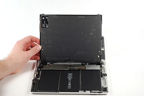 　液晶ディスプレイは、iPad 2のメインPCBと1本のケーブルで接続されている。液晶ディスプレイを完全に取り外すには、このケーブルを外す必要がある。