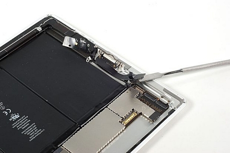 　ホームボタンのリボンケーブルをEMIシールドからはがしてから、そのコネクタをiPad 2のメインPCBから取り外した。