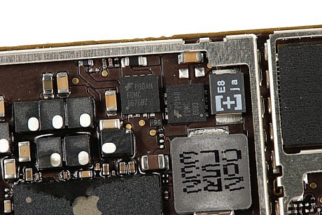 　iPad 2には、Fairchild Semiconductor製のチップが2つあり、それぞれ次のような刻印がある。

PB0AH
FDMC
6676BZ

PB1AU
FDMC
6683

