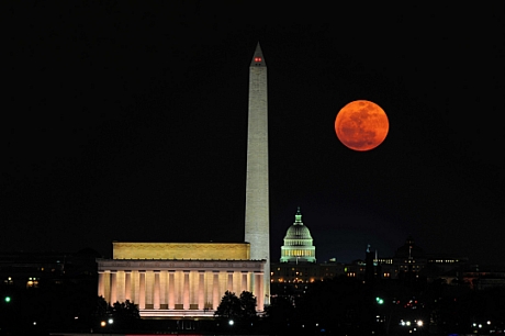 　米国ワシントンD.C.で撮影されたスーパームーン。地球の周りを回る月の軌道は、楕円形をしており、月が小さく見える時には遠い側にある。月が最も遠い側（遠地点）に比べて最も近い側（近地点）は、約3万1000マイル（約5万km）だけ地球に近い。