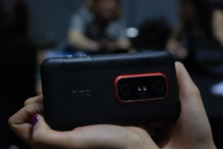 　Evo 3Dの背面には3D動画を撮影するために2つのカメラが搭載されている。両方とも5メガピクセルで、フラッシュが間に配置されている。