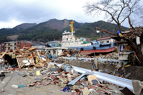 　大船渡で瓦礫の山に囲まれた一艘のタグボート（2011年3月15日撮影）。