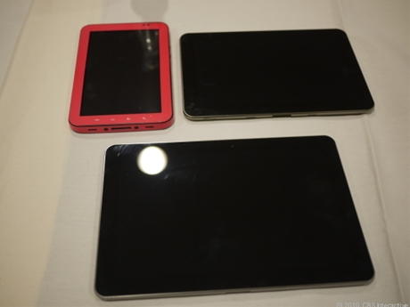 Samsung Galaxy Tabファミリー

　7インチのGalaxy Tab（左上）と新型2機種を並べたところ。