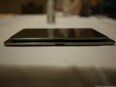比較

　8.9インチと10.1インチモデルを重ねてみた。ちなみに、「iPad 2」の厚さは8.8mmである。