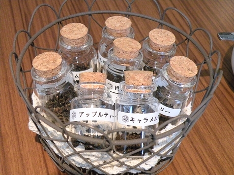 　注文の際には、メニューとともに数種類の紅茶の葉の瓶が運ばれてくる。紅茶の香りを楽しんだ後、好みの紅茶を注文する。