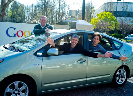 この車は自動走行するのだろうか。Larry Page氏（中央）とGoogleの前最高経営責任者（CEO）Eric Schmidt氏（左）、共同創設者のSergey Brin（右）。