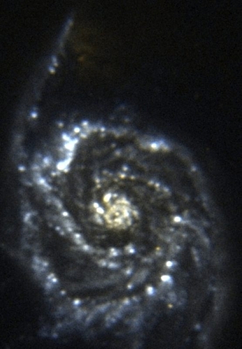 　銀河をX線撮影するとどうなるのだろうか。この子持ち銀河M51の紫外線写真は、Chandra宇宙望遠鏡で撮影された。