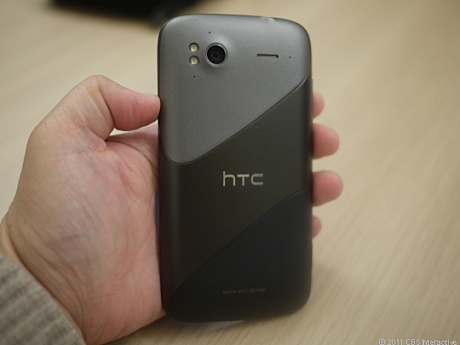 　HTC Sensation 4Gは1.2GHzのデュアルコアプロセッサ、4.3インチの高解像度Super LCDディスプレイ（解像度540×960ピクセル）を備える。また8メガピクセルカメラを搭載し、1080pのHDビデオの録画や再生に対応する。