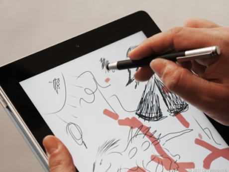 　柔らかいゴム状のペン先は、iPadの画面にやさしくなっている。感度の登録はできないが、スケッチなどを描くのがより簡単になる。