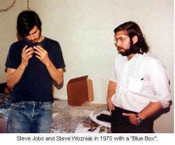 　1975年、ブルーボックスを開発中のJobs氏とWozniak氏。