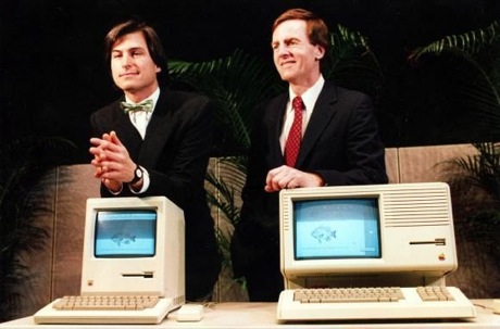 　「Mac」（左）と「Lisa」（右）を紹介するSteve Jobs氏とJohn Sculley氏。