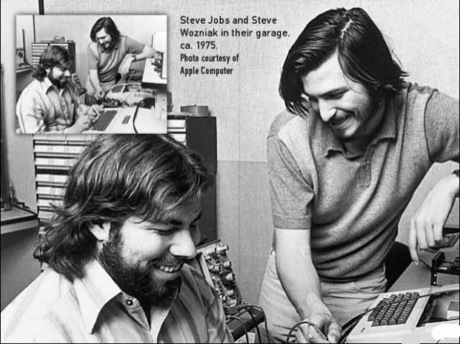 　Apple共同創業者で会長のSteve Jobs氏が米国時間10月5日、死去した。56歳だった。ここでは、Steve Wozniak氏とともにすごしたガレージでの日々から「iPad」発表までのJobs氏を写真で振り返る。この写真は、ガレージで仕事をしていた1975年ころのJobs氏とWozniak氏。